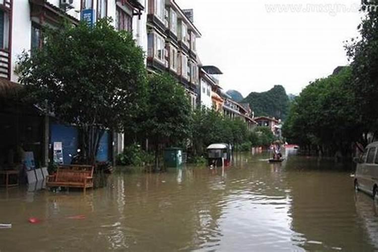 梦见洪水淹路但是自己还是过去了？