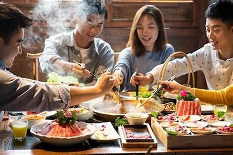 梦见好多熟人在别人家吃饭好不好？