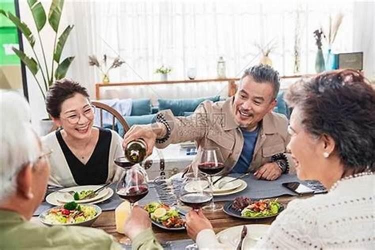 梦见和死人一起吃饭聊天