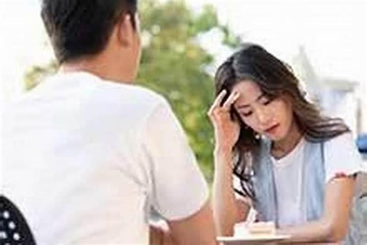 梦见离婚的前夫在自己家楼下吃饭