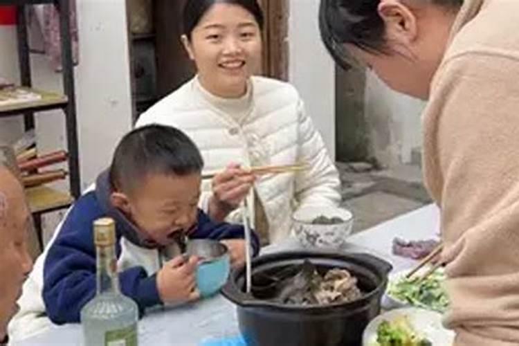 梦见公公婆婆吃骨头汤