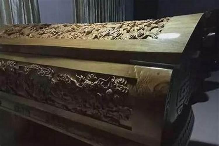 梦到好多墓地好多棺材？