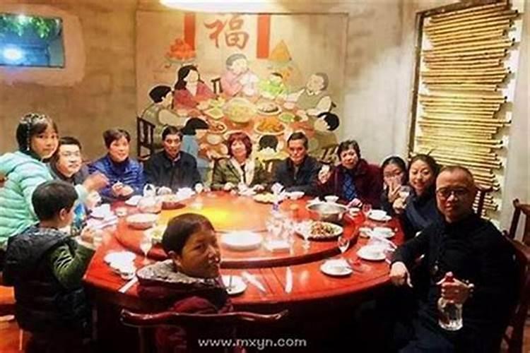 梦见和家人在一起干活吃饭