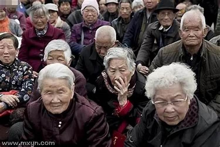 梦见很多老人在一起是什么意思啊？