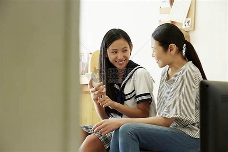 梦见女同学和母亲聊天