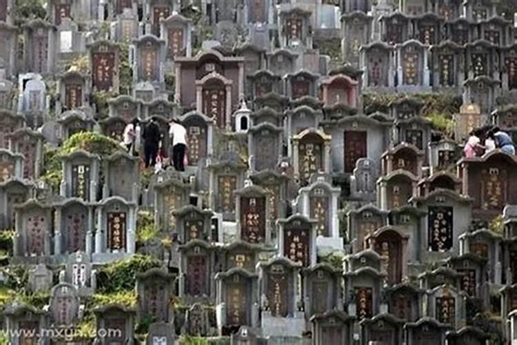 梦见坟地着火什么意思周公解梦？