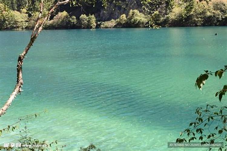 梦见美丽的湖水景色