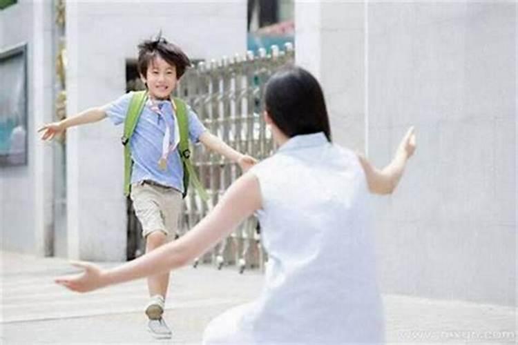 梦见很多学生放学吃饭？