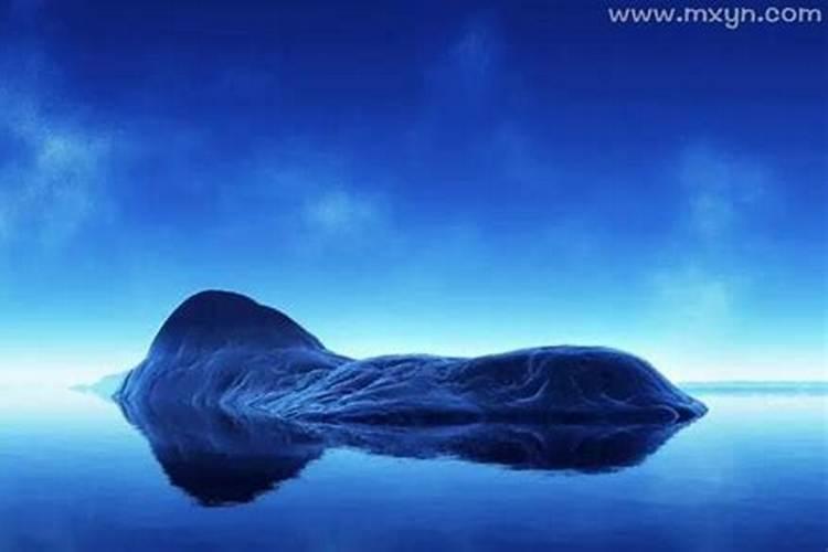 梦见大海的水很蓝什么意思？