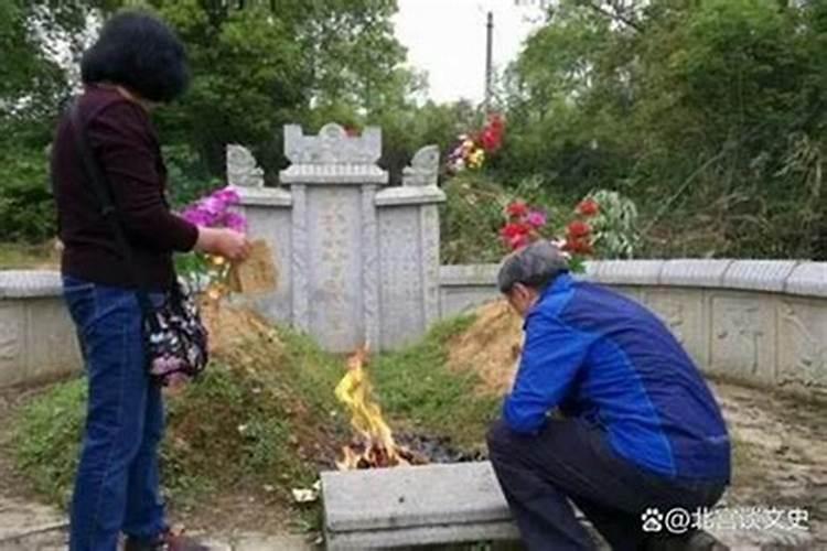 梦见跟老公去给别人上坟磕头