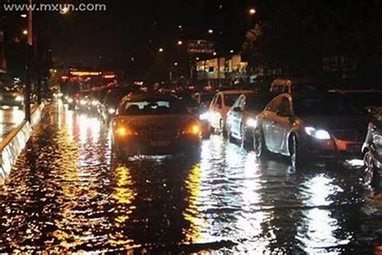 梦见回家路上都是水迷路了
