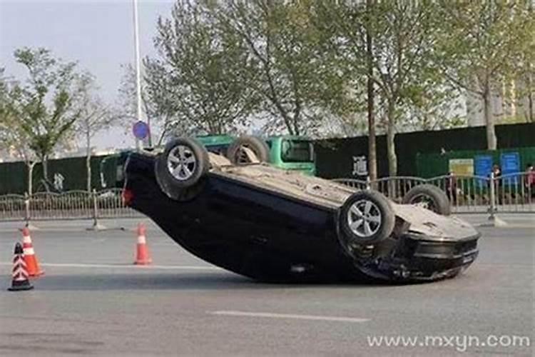 梦见车翻了又正过来了是什么预兆？