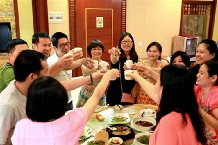 梦见和已死的人一桌吃饭