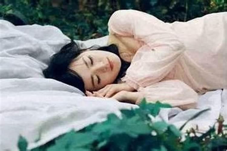 梦见认识的女生主动亲热