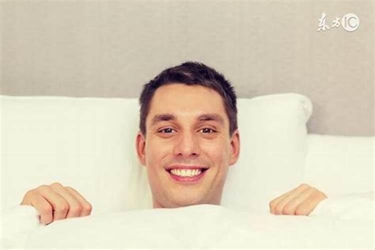 梦到自己和两个男人裸睡
