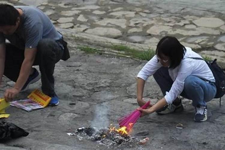 梦见鬼节烧纸祭拜