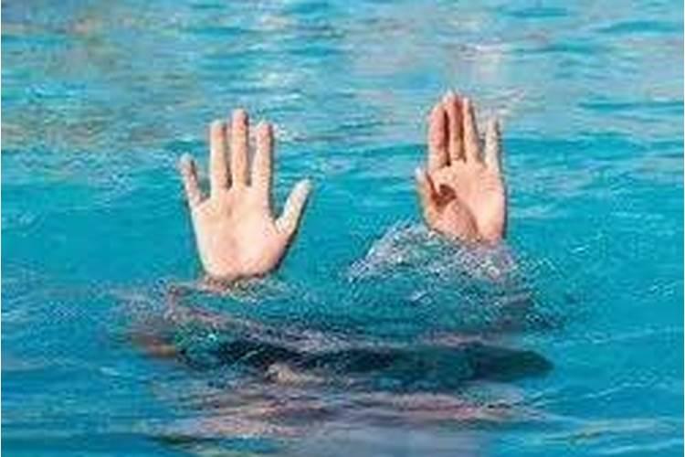 梦见海水里游泳淹死人