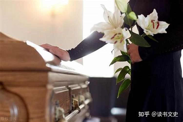 梦见熟人死了装在棺材里好不好？