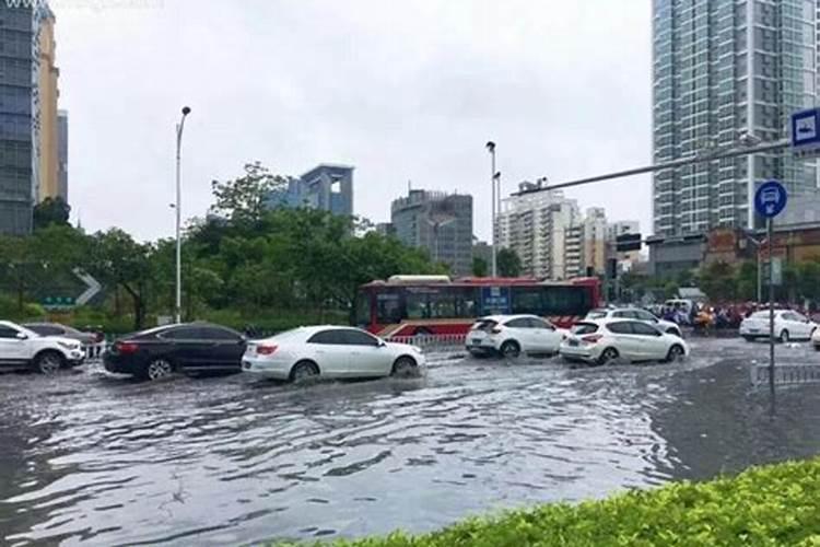 梦见发大水预示啥意思啊女？