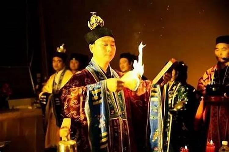 道士做法事手里拿着小本子-易用国学
