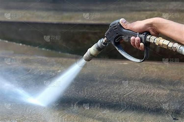 梦见踩到污物然后找到水冲洗干净