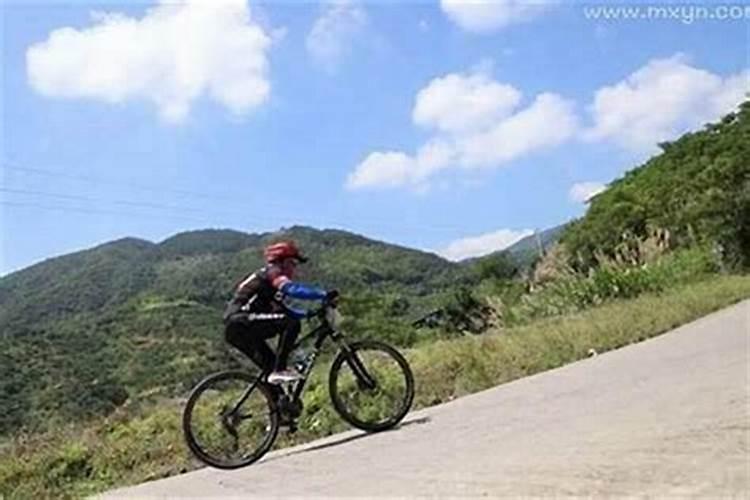 梦见骑电动车上陡坡上去了