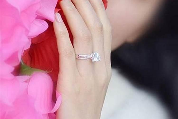 用手指怎样合婚姻？