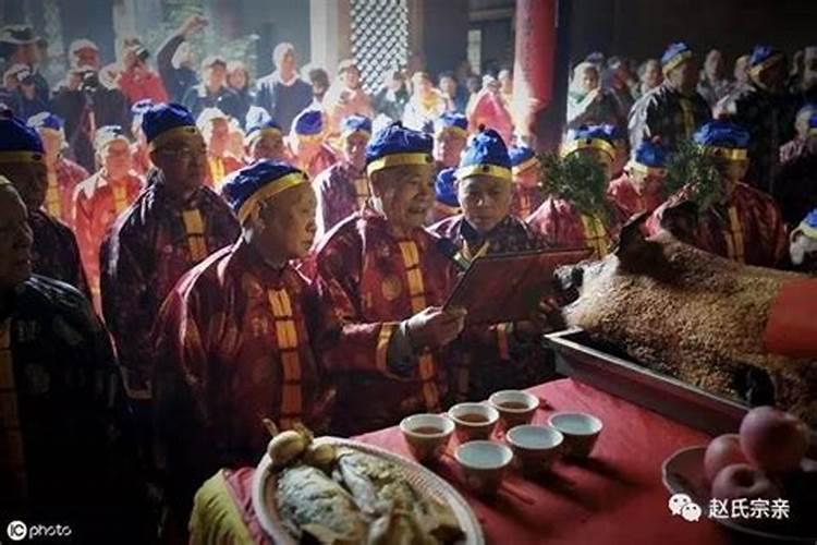 梦见到祖宗坟里祭祀