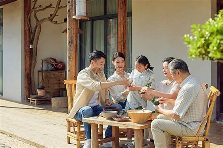 梦到家里人聚到一起