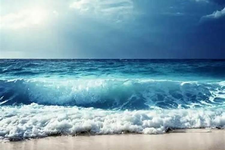 梦见大海涨潮被海水困在水中